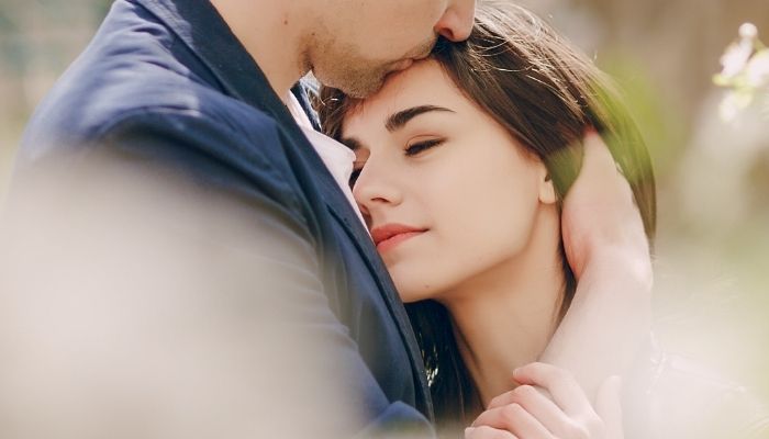 imbratisarea-unui-barbat