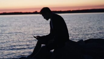 singuratatea-nu-este-o-temnita-ea-te-invata